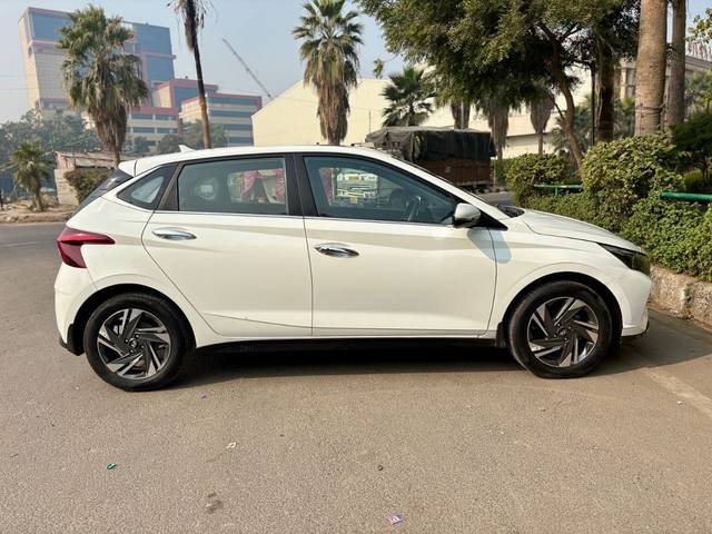 https://images10.gaadi.com/usedcar_image/4271208/original/b15d362455796eb7b3c871331bfc7862.jpg?imwidth=6401