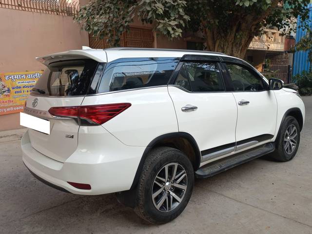 https://images10.gaadi.com/usedcar_image/4271228/original/processed_849352fb8696a03ff58ae59baaddbe74.jpg?imwidth=6402