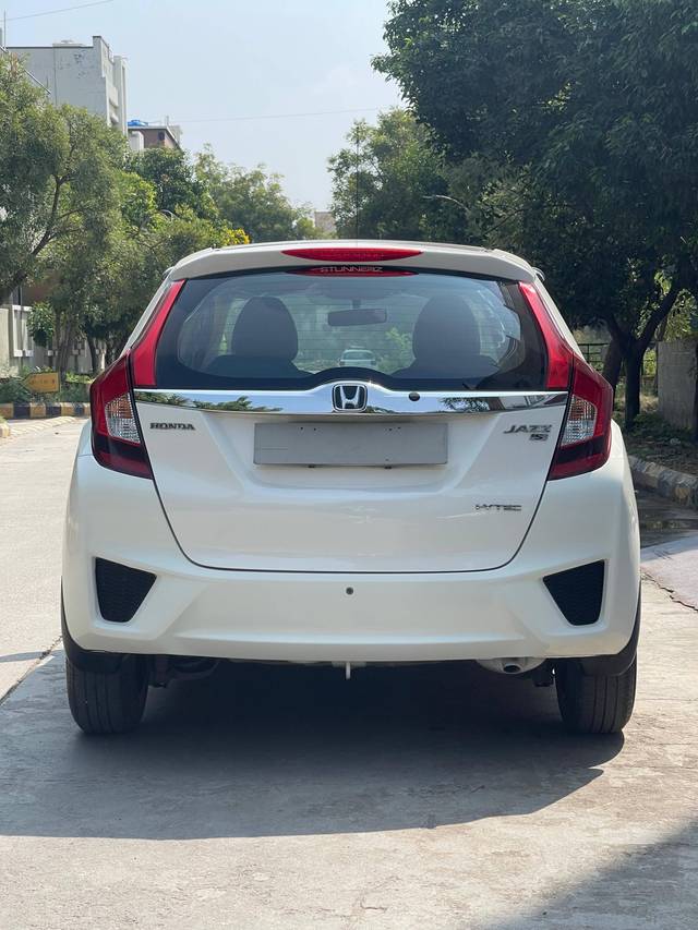 https://images10.gaadi.com/usedcar_image/4271480/original/processed_07cc8348bca56cccb7f6fc7b387b8ef1.jpg?imwidth=6402