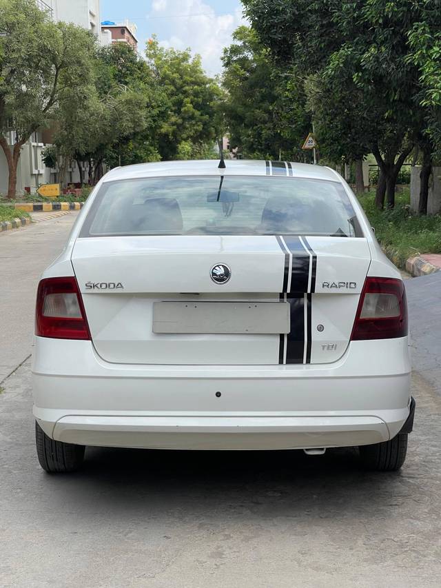 https://images10.gaadi.com/usedcar_image/4271695/original/processed_6581791207df9bc4d52ce31e326919d5.jpg?imwidth=6402