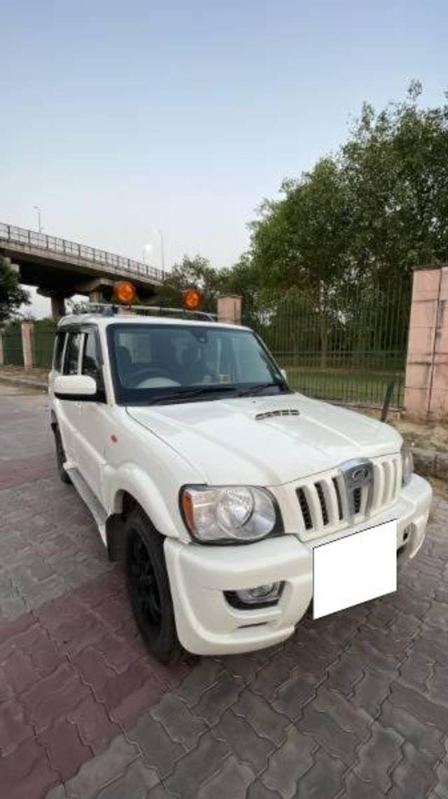 https://images10.gaadi.com/usedcar_image/4271797/original/processed_b72ab067-93b4-4736-9193-621f67cfa680.jpg?imwidth=6400