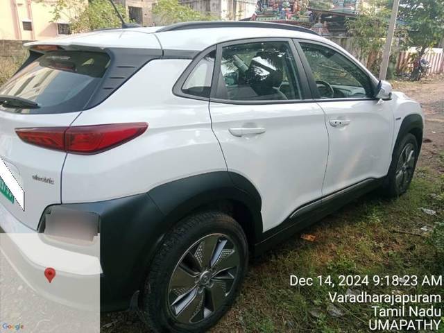 https://images10.gaadi.com/usedcar_image/4271962/original/processed_508135f8-1038-41b0-80ed-ec1ddc4797c6.jpg?imwidth=6401