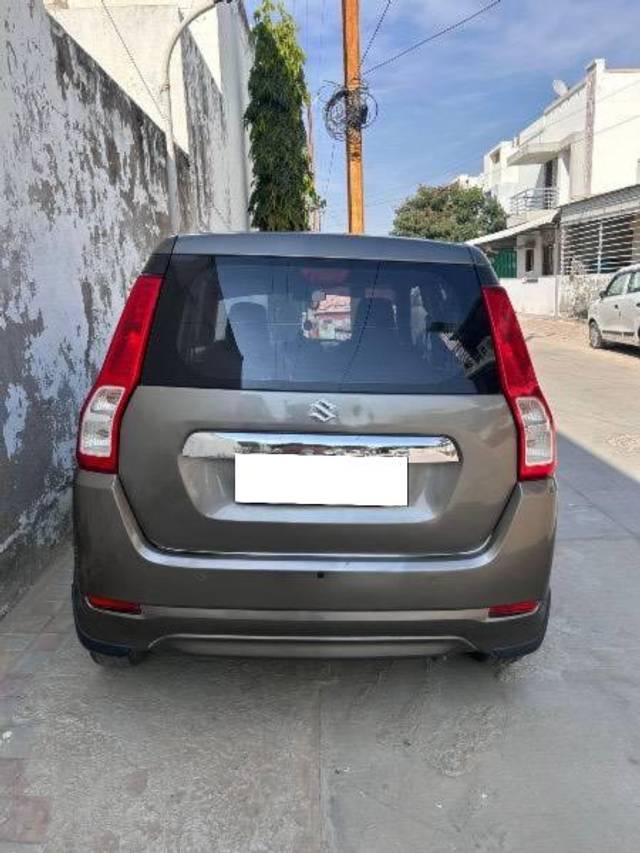 https://images10.gaadi.com/usedcar_image/4272046/original/processed_a043640b-cca0-4040-942d-4667598f0444.jpeg?imwidth=6401