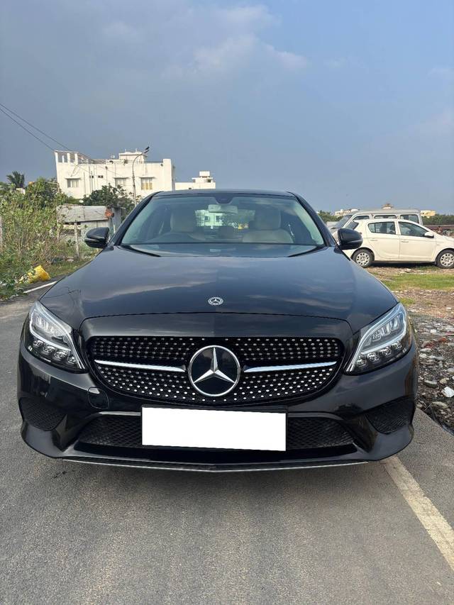 https://images10.gaadi.com/usedcar_image/4272348/original/processed_c646a7a9f8b97c679bb8d445357213bb.jpg?imwidth=6402