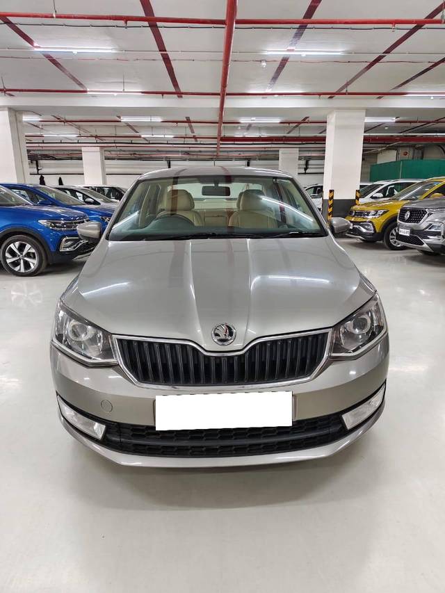 https://images10.gaadi.com/usedcar_image/4272512/original/processed_0ee4ab2e15dc80de8c8aa420bd9da9ea.jpg?imwidth=6400