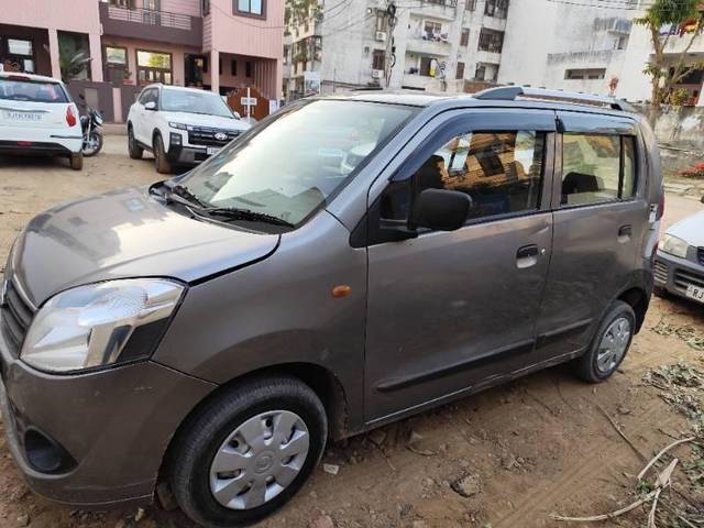 https://images10.gaadi.com/usedcar_image/4272881/original/processed_b5ecd97c-b6fb-4207-851b-e310463e784f.jpg?imwidth=6400