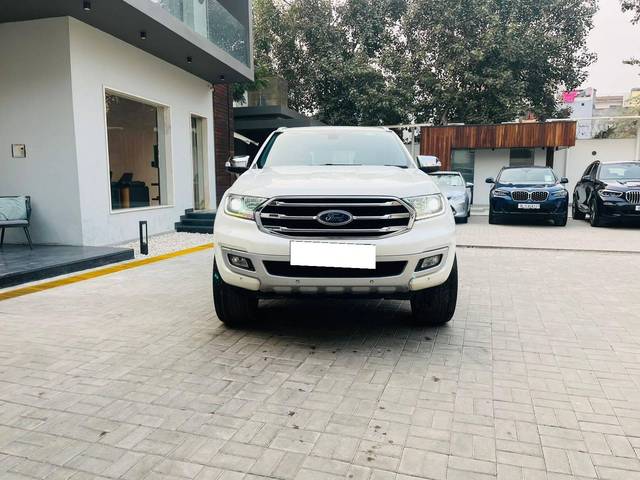 https://images10.gaadi.com/usedcar_image/4273114/original/processed_98954237278bb1f421e63f2bf5d5d7d3.jpeg?imwidth=6402