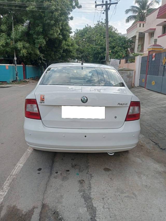 https://images10.gaadi.com/usedcar_image/4273748/original/processed_725c3544a97232d1e884afab3acf7d75.jpg?imwidth=6401