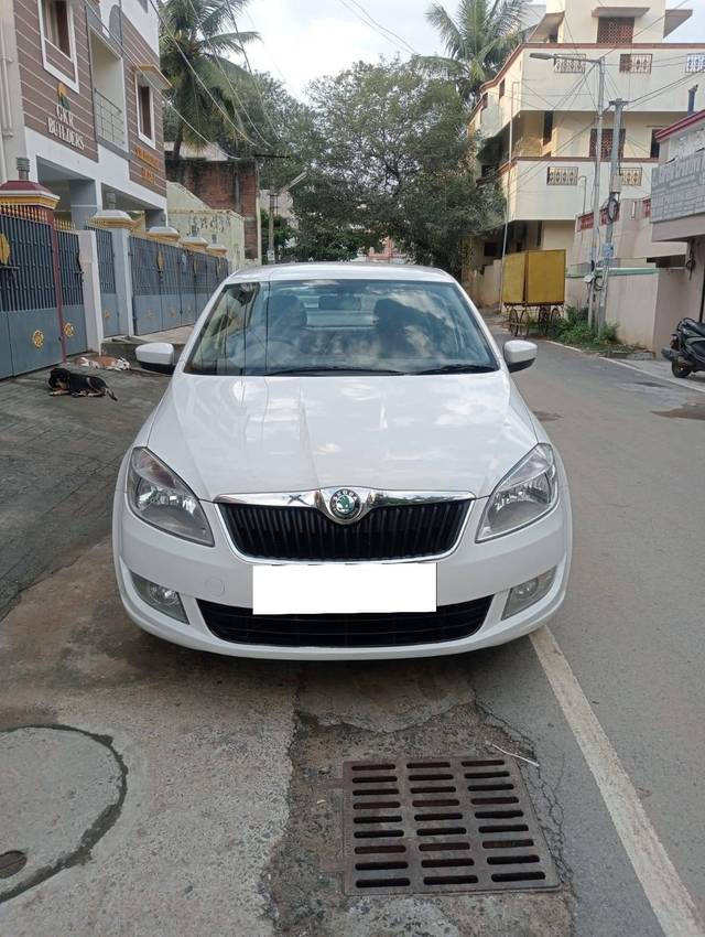 https://images10.gaadi.com/usedcar_image/4273748/original/processed_a30a90d02f5c9130b6c340192b92b023.jpg?imwidth=6400