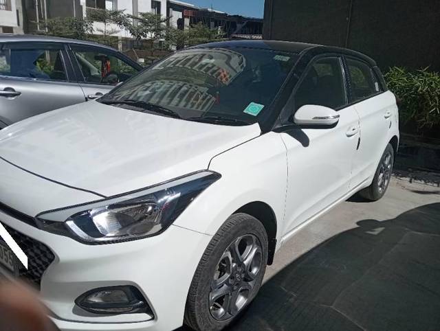 https://images10.gaadi.com/usedcar_image/4273848/original/processed_de55fda3-ed00-4659-94ab-40e0179b1b64.jpg?imwidth=6400