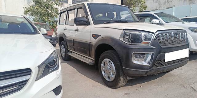 https://images10.gaadi.com/usedcar_image/4273873/original/processed_2048edee6d91fde63823b343b0db5e37.jpg?imwidth=6400