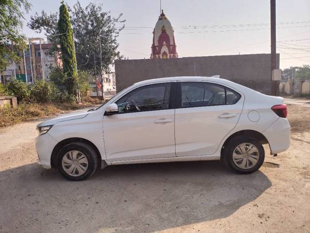 https://images10.gaadi.com/usedcar_image/4273916/original/3b99e5c80a7846b3094119c23c3fdc12.jpg?imwidth=6402