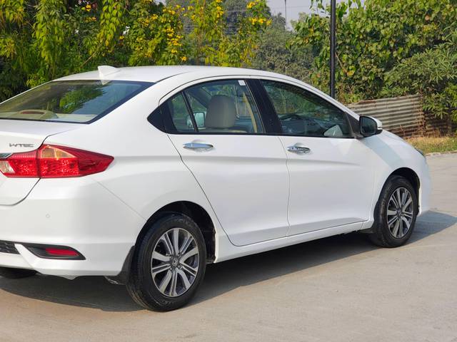 https://images10.gaadi.com/usedcar_image/4273997/original/processed_4e8eed0af1d3d476fd35120803479975.jpg?imwidth=6402