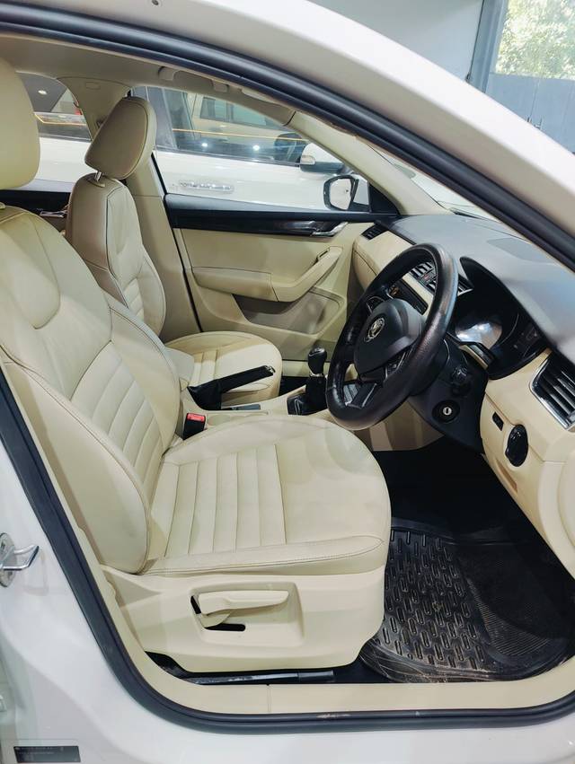 https://images10.gaadi.com/usedcar_image/4274230/original/c8753d8c492a50eda8a90c6ad55ffff4.jpg?imwidth=6401