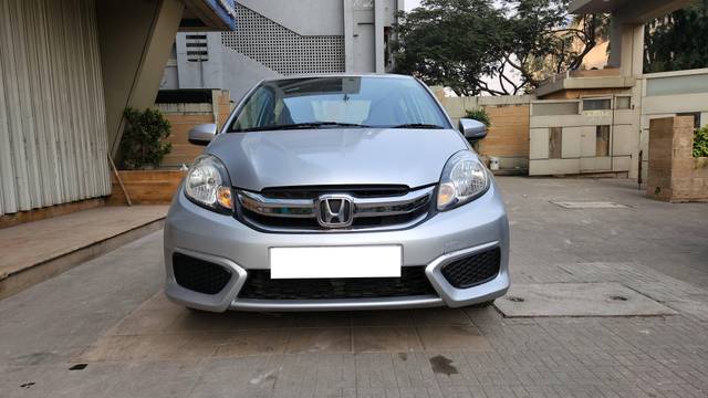 https://images10.gaadi.com/usedcar_image/4274460/original/processed_74ab8dbfd5bbf956aeb9ea34493a10fe.jpg?imwidth=6402