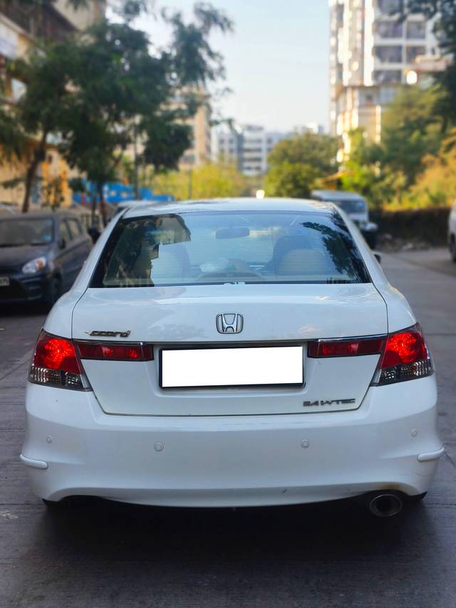 https://images10.gaadi.com/usedcar_image/4274507/original/processed_8a2a9d36e0eeba7492d29f7ea7e4faa9.jpg?imwidth=6402