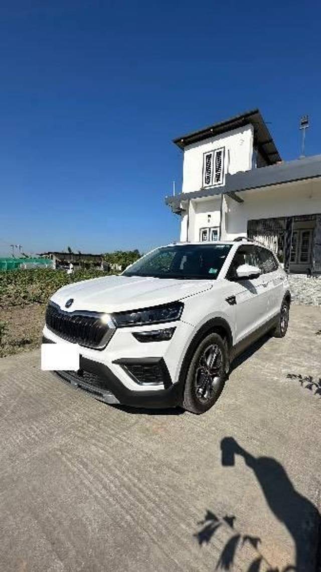 https://images10.gaadi.com/usedcar_image/4274537/original/processed_361bdf19-a02b-4db0-b205-b028a9ae6528.jpeg?imwidth=6402