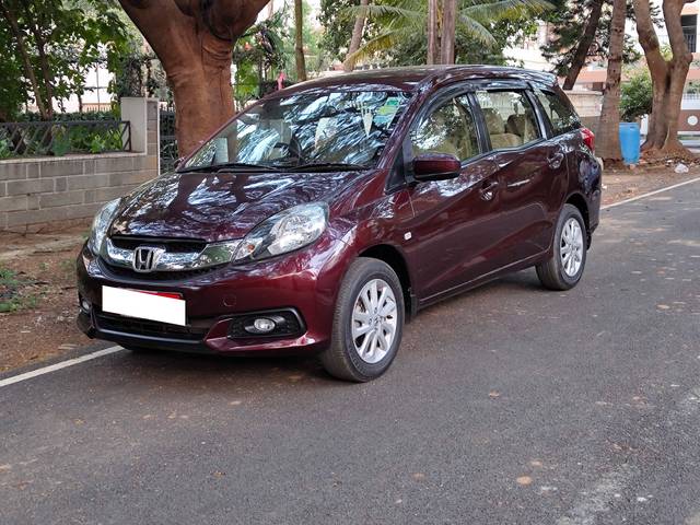 https://images10.gaadi.com/usedcar_image/4274795/original/processed_00af03967d2498cbaef4ca62b9e0315c.jpg?imwidth=6402