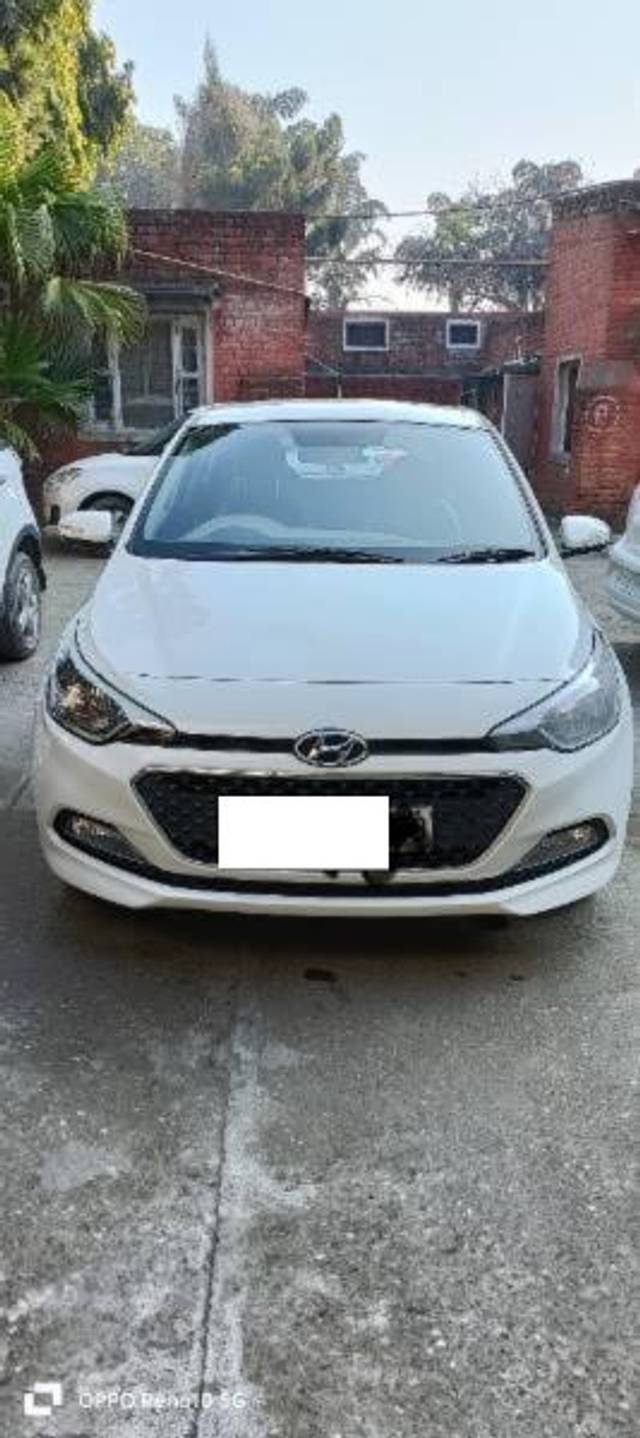 https://images10.gaadi.com/usedcar_image/4274963/original/processed_a81b7aae-21dc-421e-b52f-d72f5bb33b75.jpg?imwidth=6401