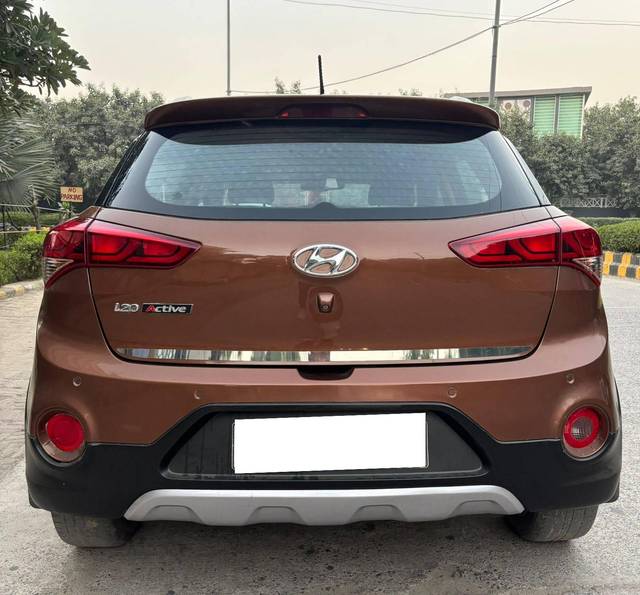 https://images10.gaadi.com/usedcar_image/4275180/original/processed_51b302344f2d5cac25612d2cf6a8f70a.jpg?imwidth=6402