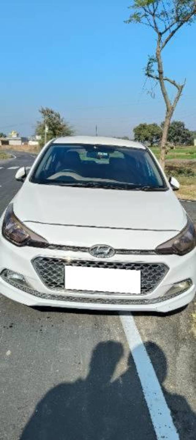 https://images10.gaadi.com/usedcar_image/4275542/original/processed_d9e61fed-0504-4397-8862-a011dff14db9.jpg?imwidth=6400