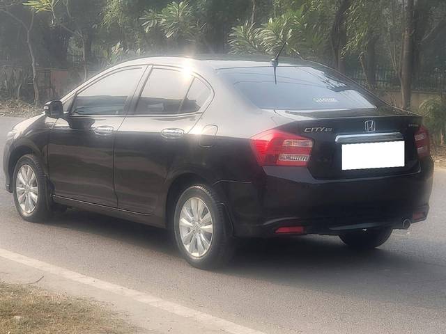 https://images10.gaadi.com/usedcar_image/4275718/original/processed_8e2b044c9d8730ba51d66bf09b622243.jpg?imwidth=6402