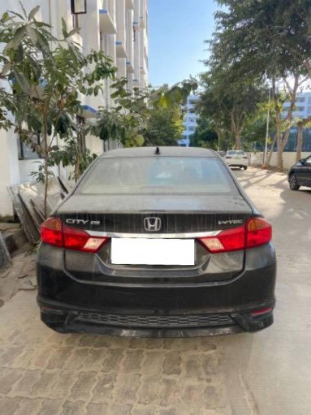 https://images10.gaadi.com/usedcar_image/4275769/original/processed_833a713a-a635-401f-9dcf-e7391b4d3b4e.jpg?imwidth=6402