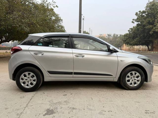 https://images10.gaadi.com/usedcar_image/4275914/original/processed_0bd8abd7283f7bbc4ba341b62cf61438.jpg?imwidth=6401