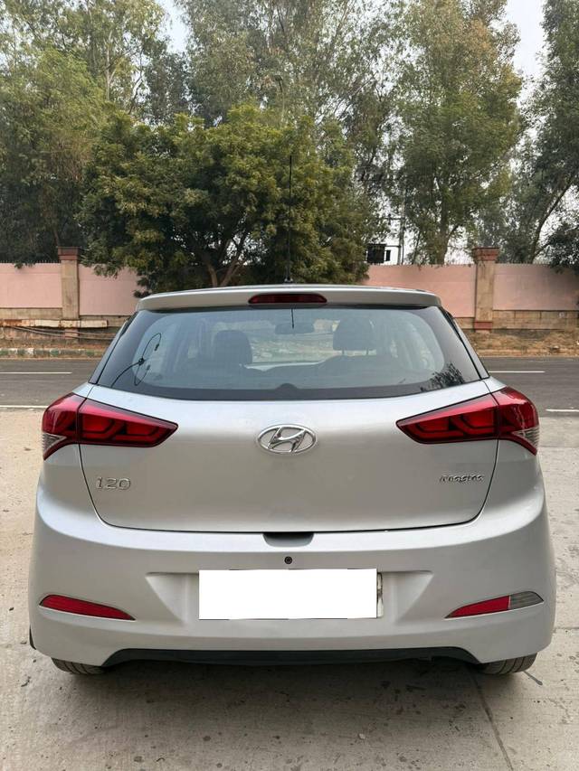 https://images10.gaadi.com/usedcar_image/4275914/original/processed_f4c8913602acc7a4e2a9781aa3efd741.jpg?imwidth=6402