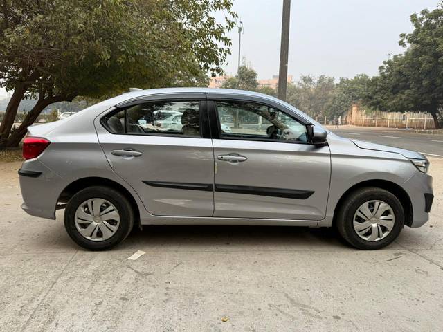 https://images10.gaadi.com/usedcar_image/4275918/original/4d05eba113a4074ff1447d20f62ec4bc.jpg?imwidth=6401