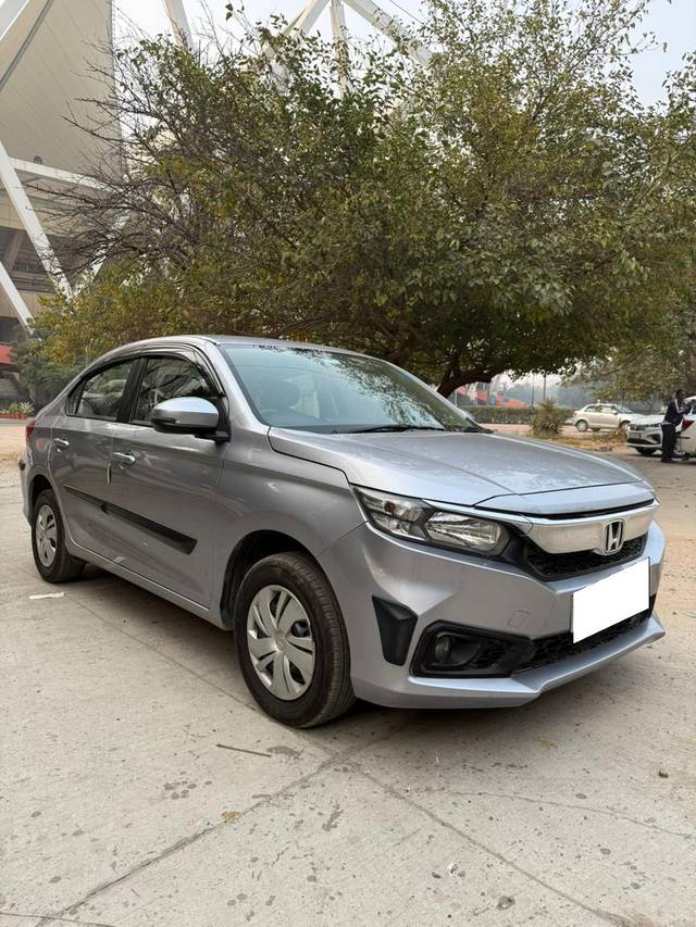 https://images10.gaadi.com/usedcar_image/4275918/original/processed_c2850db2b2de400f54f5b8008bcb4e9b.jpg?imwidth=6400