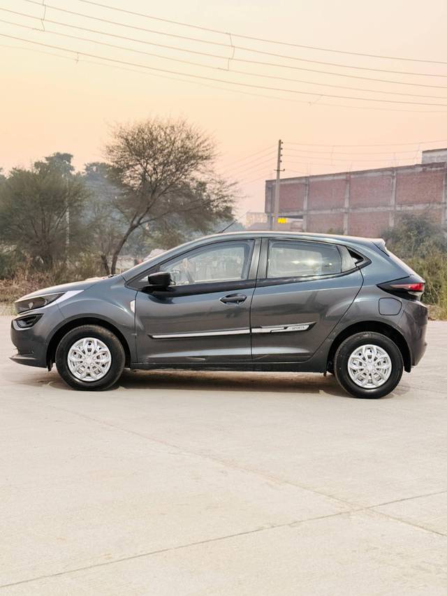 https://images10.gaadi.com/usedcar_image/4275920/original/processed_b36bfa38c8893359aacbdf63cd978c79.jpg?imwidth=6402