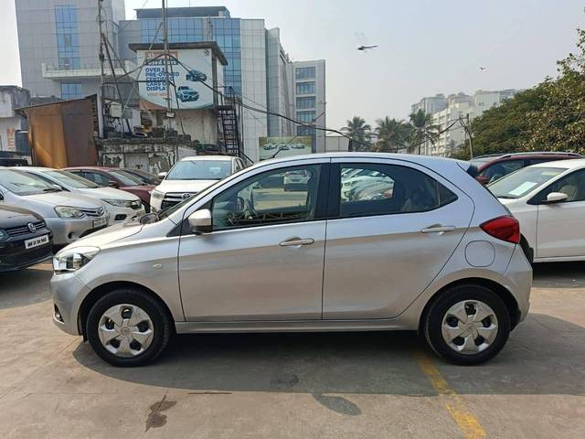 https://images10.gaadi.com/usedcar_image/4275966/original/processed_ec3278356b7afc304e0a6ef1d4850e35.jpg?imwidth=6402