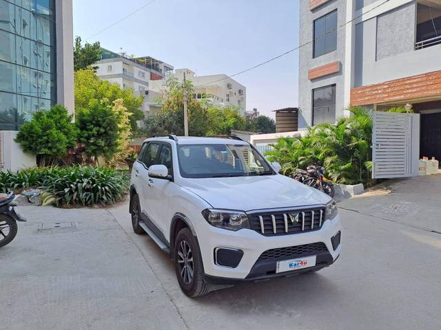 https://images10.gaadi.com/usedcar_image/4275992/original/processed_8355c9fcf116cdf413ed2cf3d38e2c6a.jpeg?imwidth=6400