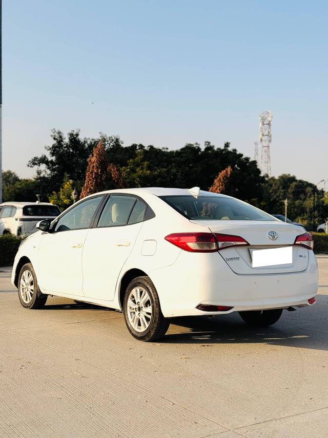 https://images10.gaadi.com/usedcar_image/4276007/original/processed_4d13f4d1fd7188b6d7c3dab1d5b5a0c4.jpg?imwidth=6402