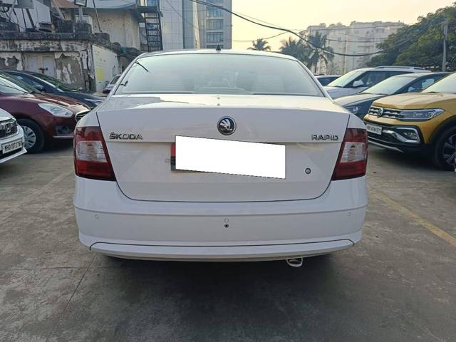 https://images10.gaadi.com/usedcar_image/4276180/original/processed_6543606bc36f5ce2504edc427753fe19.jpg?imwidth=6401