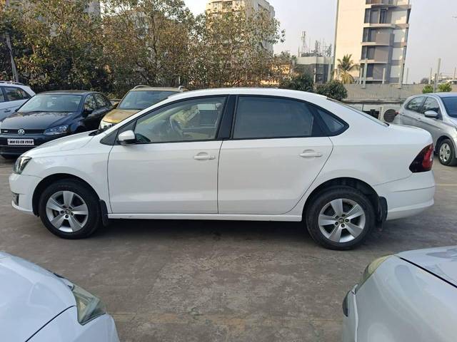 https://images10.gaadi.com/usedcar_image/4276180/original/processed_9b1863de28bdaf6f86040ee0d2d5d18f.jpg?imwidth=6402