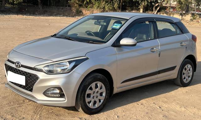 https://images10.gaadi.com/usedcar_image/4276296/original/processed_eb6a46fac97135e0d8fb76dfa06c9603.jpg?imwidth=6400