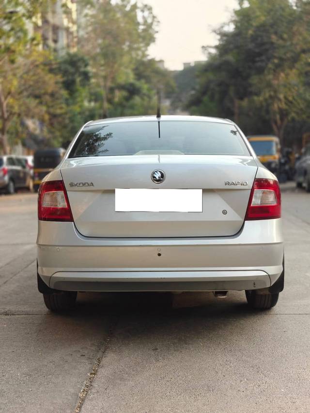 https://images10.gaadi.com/usedcar_image/4276316/original/processed_6e092d3e26be4cbd5d02f36583b68880.jpg?imwidth=6402