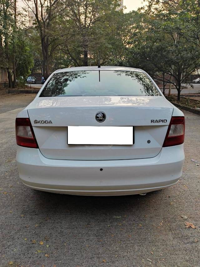 https://images10.gaadi.com/usedcar_image/4276470/original/processed_39b7acbf23f61119240766906188f0f2.jpg?imwidth=6402