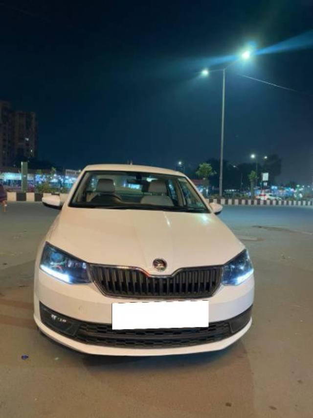 https://images10.gaadi.com/usedcar_image/4276689/original/processed_b1707358-79d2-4125-8215-7748522a9390.jpeg?imwidth=6401