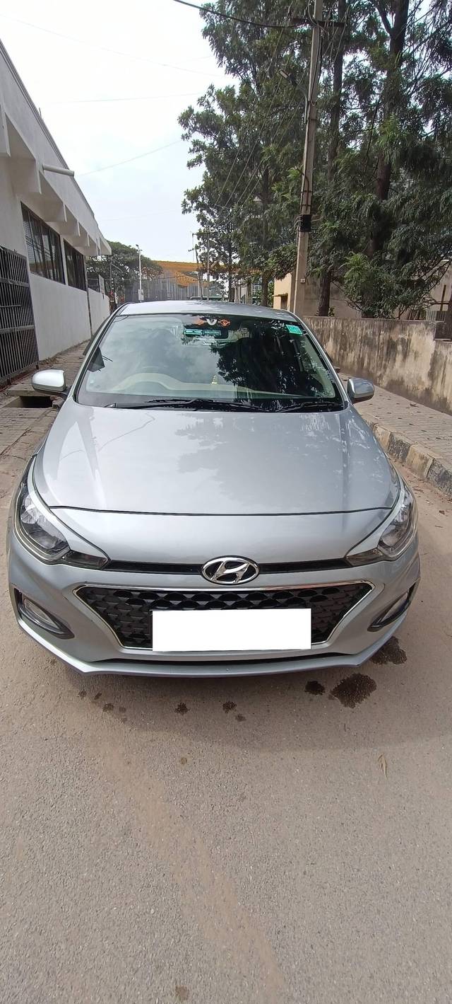 https://images10.gaadi.com/usedcar_image/4276874/original/processed_05202273f46482f974de538cd185f3ae.jpg?imwidth=6400