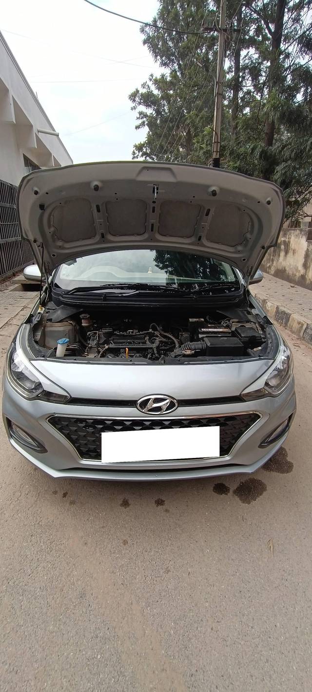 https://images10.gaadi.com/usedcar_image/4276874/original/processed_5e6e1ef7a904d391898fd4f109220083.jpg?imwidth=6401