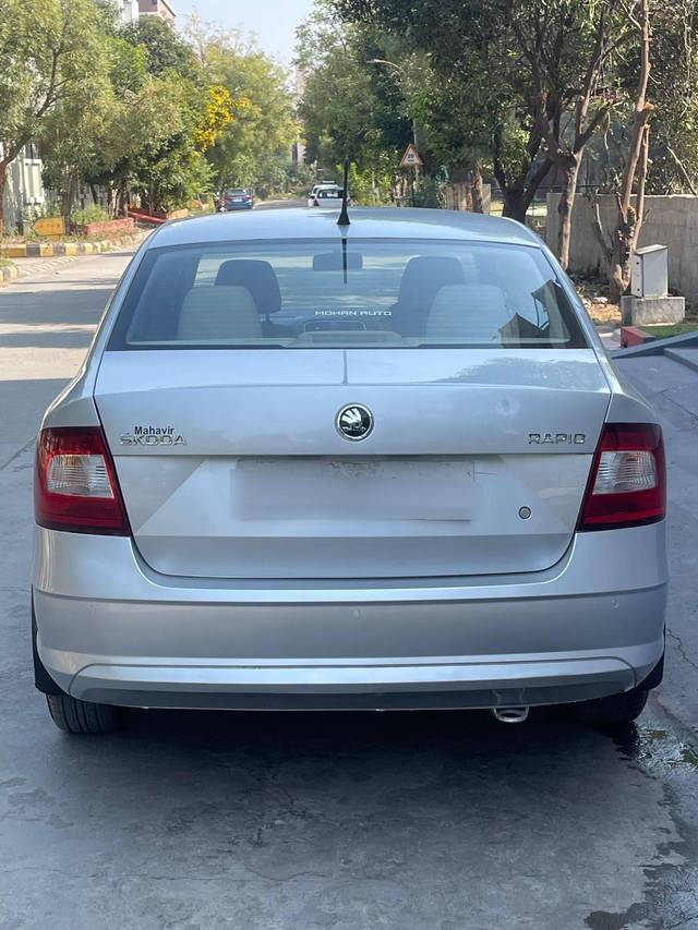 https://images10.gaadi.com/usedcar_image/4276963/original/processed_adccf7610fb36a9088a33538c6c1f890.jpg?imwidth=6402