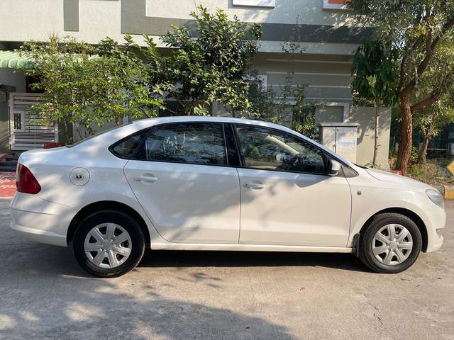 https://images10.gaadi.com/usedcar_image/4276974/original/66be068af58e091eebc85434476f4537.jpg?imwidth=6401