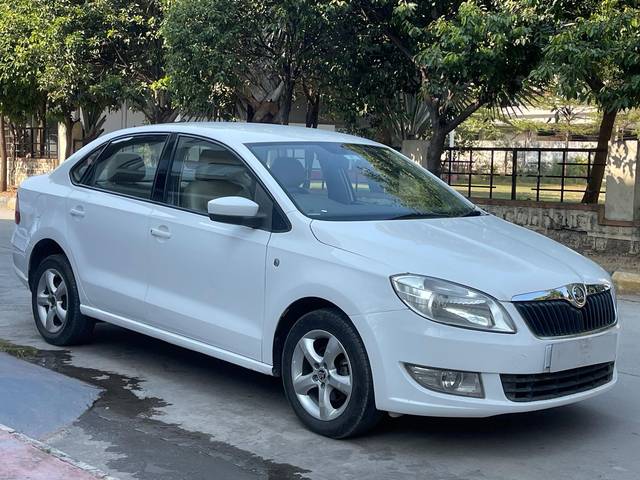 https://images10.gaadi.com/usedcar_image/4276982/original/861600d4216ee2a492eeb3b53ff18dc9.jpg?imwidth=6400