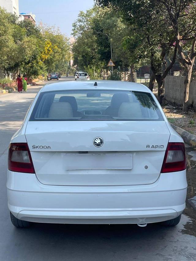 https://images10.gaadi.com/usedcar_image/4276982/original/processed_6c28ab0b6f527bf54166d88195c1f1aa.jpg?imwidth=6402