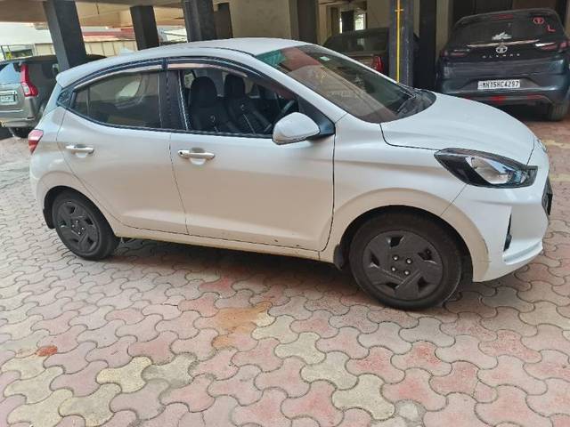 https://images10.gaadi.com/usedcar_image/4277008/original/processed_924da455-8299-48f7-b1e1-714fb9aa6e62.jpg?imwidth=6400