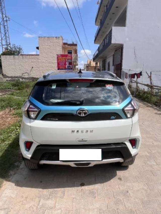 https://images10.gaadi.com/usedcar_image/4277212/original/processed_a23580ab-e1e2-4ea2-8903-4592e7f0cef5.jpg?imwidth=6402