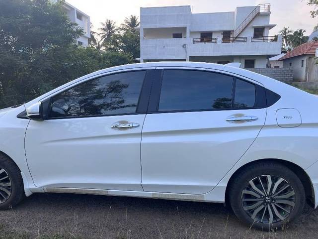 https://images10.gaadi.com/usedcar_image/4277223/original/processed_89a54608-917b-4ba3-9439-3dbb08943e4e.jpeg?imwidth=6402